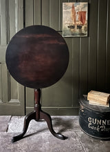 Load image into Gallery viewer, Antique Georgian mahogany tilt top tripod lamp table