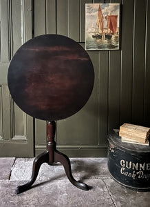 Antique Georgian mahogany tilt top tripod lamp table