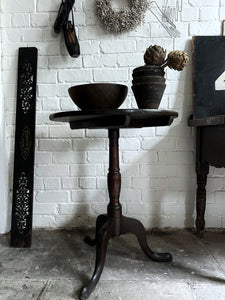 Antique Georgian mahogany tilt top tripod lamp table