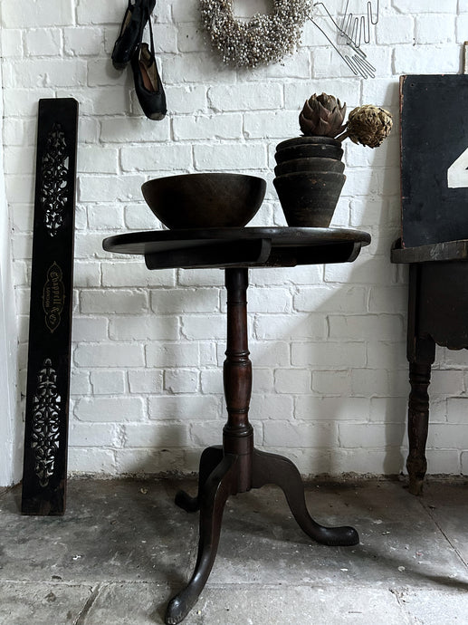 Antique Georgian mahogany tilt top tripod lamp table