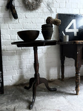 Load image into Gallery viewer, Antique Georgian mahogany tilt top tripod lamp table