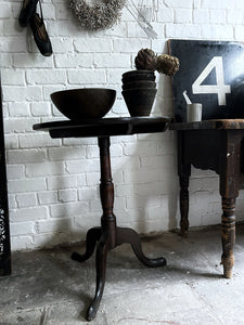 Antique Georgian mahogany tilt top tripod lamp table