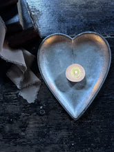 Load image into Gallery viewer, Antique metal aluminium heart shaped baking pan