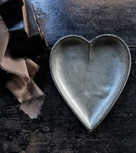 Load image into Gallery viewer, Antique metal aluminium heart shaped baking pan