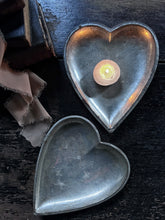 Load image into Gallery viewer, Medium Antique metal heart shaped aluminium baking pan