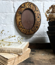 Load image into Gallery viewer, Early 20th Century 1920&#39;s marquetry wooden oval art deco Bloomsbury style picture frame