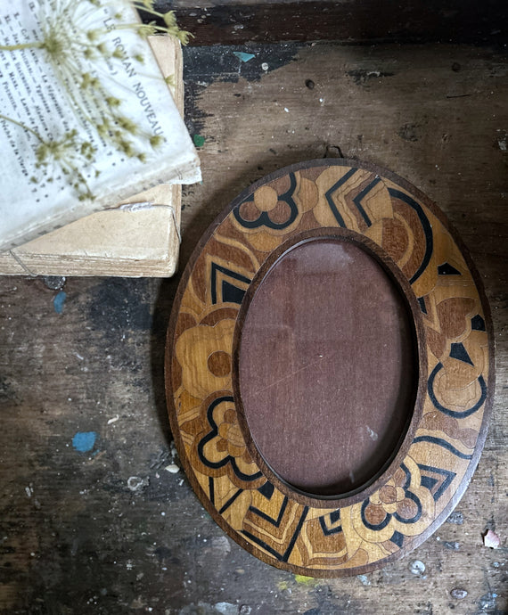 Early 20th Century 1920's marquetry wooden oval art deco Bloomsbury style picture frame