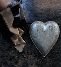 Load image into Gallery viewer, Medium Antique metal heart shaped aluminium baking pan