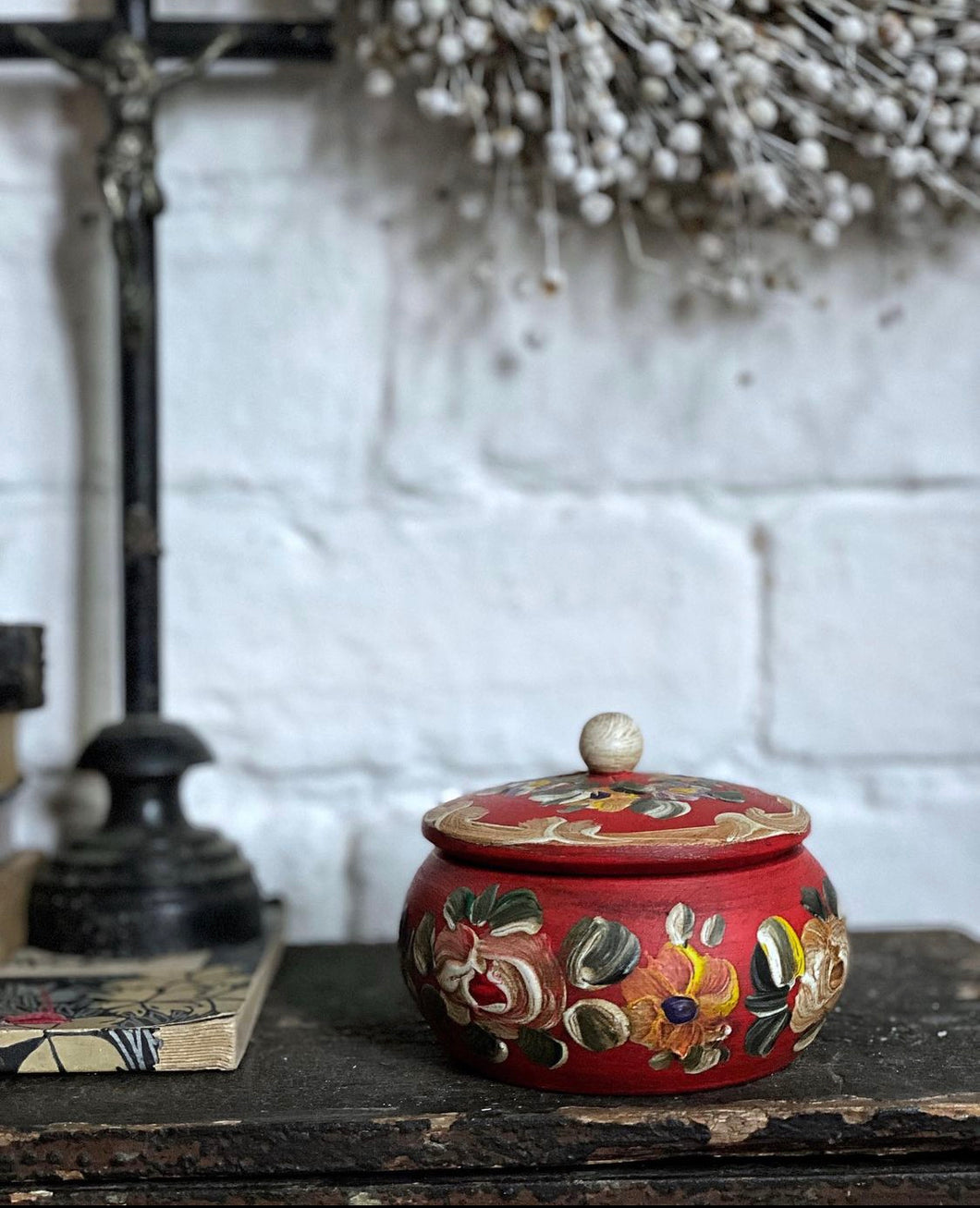 This pretty, vintage, folk art, hand painted, decorative wooden lidded box is perfect for storing trinkets and jewellery.