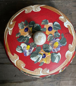 This pretty, vintage, folk art, hand painted, decorative wooden lidded box is perfect for storing trinkets and jewellery.