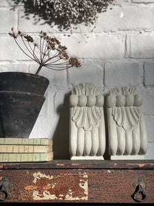 These lovely carved wooden decorative scroll shaped wall brackets, are painted in a soft off white colour 