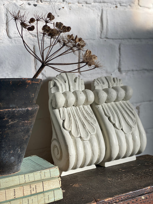 These lovely carved wooden decorative scroll shaped wall brackets, are painted in a soft off white colour 