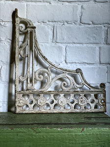This pair of large Victorian cast iron wall brackets are beautifully decorative and would make a statement of any shelf.